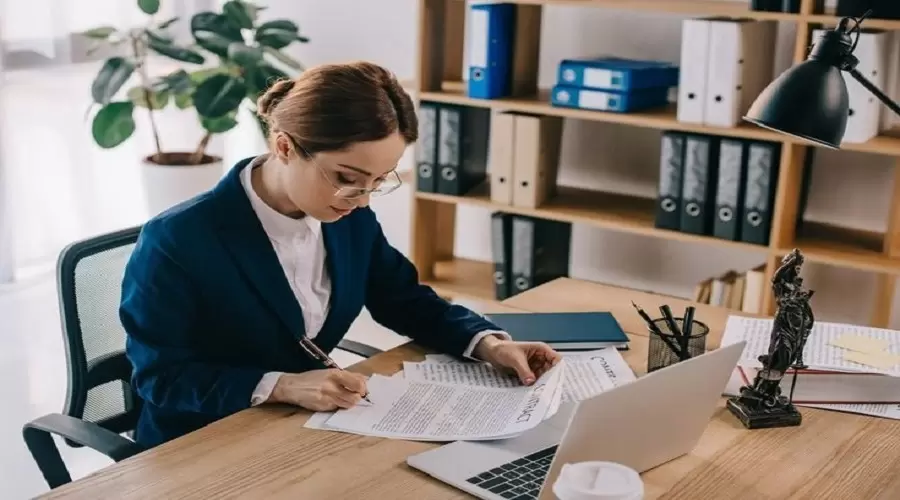 How to Choose the Best Corporate Lawyer in Delhi: A Complete